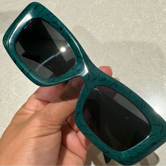 Prada Sunglasses SPR-13Z - Picture 4 of 8